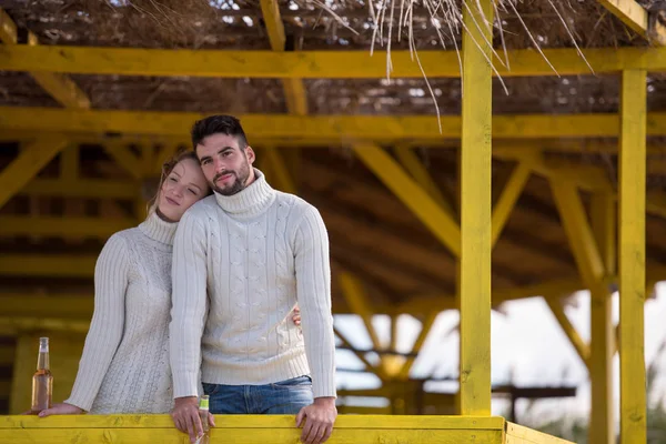 Pareja Bebiendo Cerveza Juntos Bar Playa Vacío Durante Otoño —  Fotos de Stock