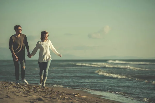 Pareja Joven Divirtiéndose Caminando Abrazándose Playa Durante Día Soleado Otoño — Foto de Stock