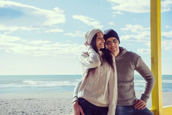 Gelukkig Paar Enyojing Tijd Samen Het Strand Tijdens Herfstdag — Stockfoto