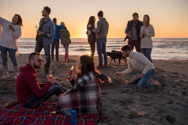 Junges Paar Genießt Mit Freunden Lagerfeuer Strand Bei Sonnenuntergang Bier — Stockfoto