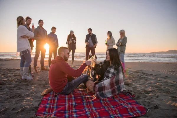 Junges Paar Genießt Mit Freunden Lagerfeuer Strand Bei Sonnenuntergang Bier — Stockfoto