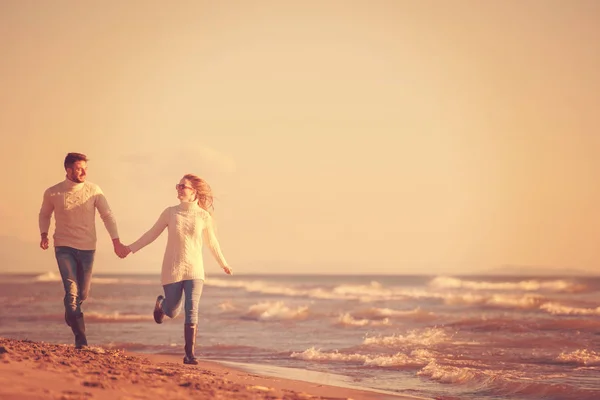 Pareja Joven Divirtiéndose Caminando Abrazándose Playa Durante Día Soleado Otoño —  Fotos de Stock