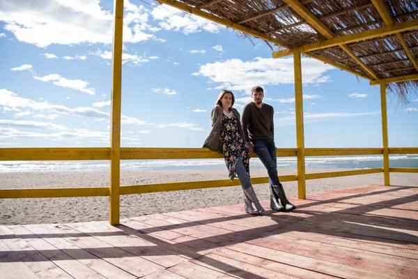 Happy Couple Enyojing Time Together Beach Autumn Day — Stock Photo, Image