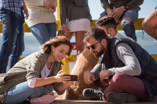 Happy Group Friends Hangend Beach House Plezier Hebben Bier Drinken — Stockfoto