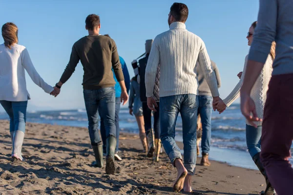 Grupp Unga Vänner Tillbringa Dagen Tillsammans Kör Stranden Höstdagen — Stockfoto