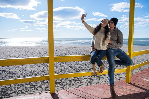 Muito Feliz Casal Amor Tomando Selfie Praia Autmun Dia — Fotografia de Stock