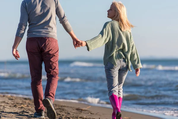 Unga Par Som Har Roligt Promenader Och Kramas Stranden Hösten — Stockfoto