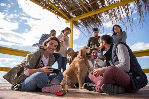 Happy Group Friends Lóg Beach House Szórakozás Sörözés Ősszel Nap — Stock Fotó