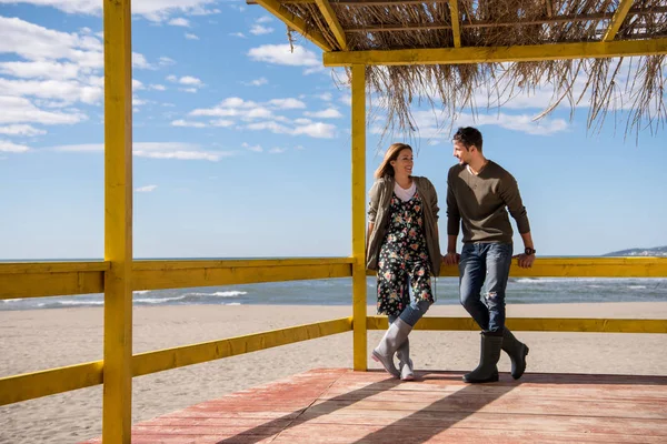 Feliz Pareja Enyojing Tiempo Juntos Playa Durante Día Otoño — Foto de Stock