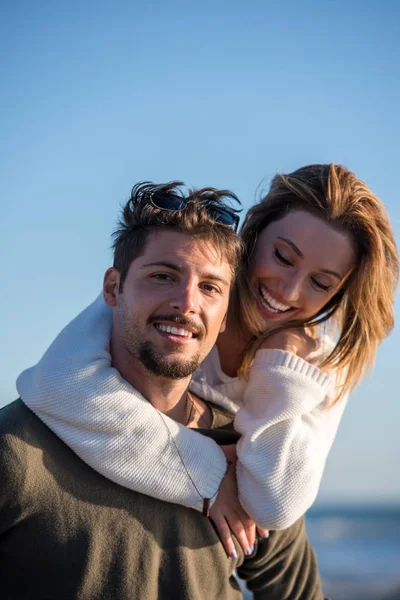 Uomini Che Danno Piggy Back Rides Alla Sua Ragazza Tramonto — Foto Stock