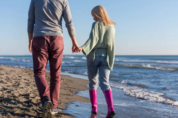 Pareja Joven Divirtiéndose Caminando Abrazándose Playa Durante Día Soleado Otoño —  Fotos de Stock