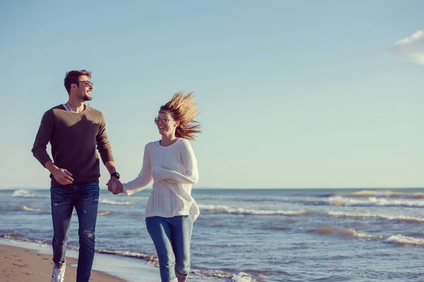 Молодая Пара Веселится Гуляя Обнимаясь Пляже Осенний Солнечный День — стоковое фото