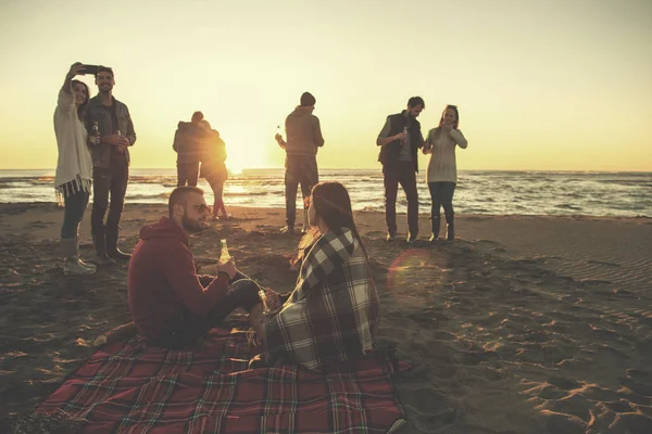 Pareja Joven Disfrutando Con Amigos Alrededor Campfire Playa Atardecer Bebiendo — Foto de Stock