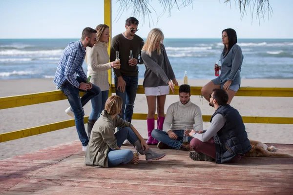 Glückliche Gruppe Von Freunden Die Strandhaus Abhängen Spaß Haben Und — Stockfoto