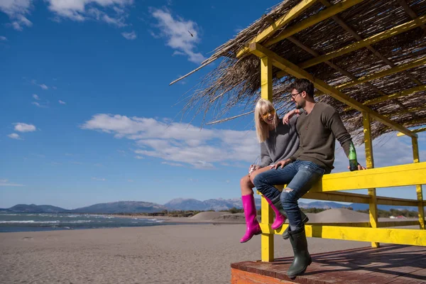 Paren Drinken Bier Samen Lege Strandbar Tijdens Herfst — Stockfoto