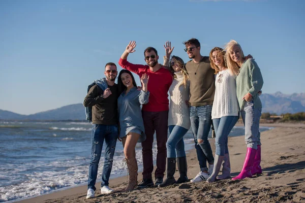 Retrato Grupo Amigos Passar Dia Uma Praia Durante Dia Outono — Fotografia de Stock