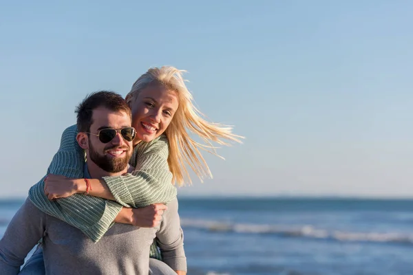 Mannen Geven Piggy Terug Rides Naar Zijn Vriendin Bij Zonsondergang — Stockfoto