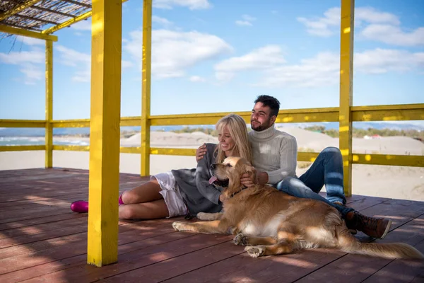 Casal Com Cão Aproveitando Tempo Juntos Praia Dia Outono — Fotografia de Stock