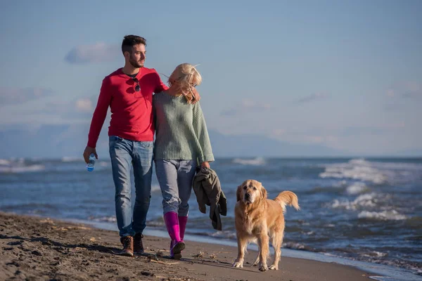 Pareja Corriendo Playa Sosteniendo Sus Manos Con Perro Día Autmun —  Fotos de Stock