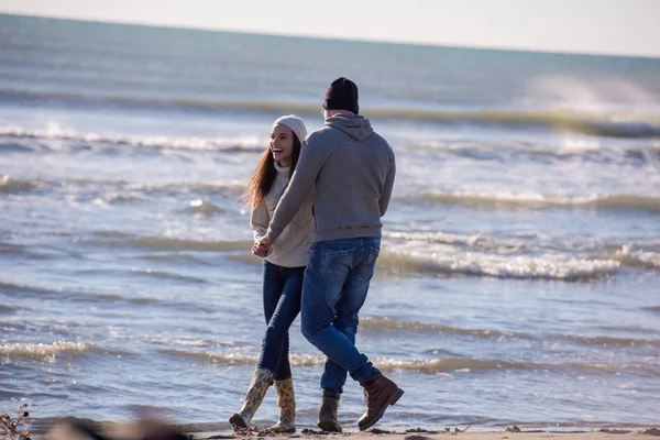 Pareja Joven Divirtiéndose Caminando Abrazándose Playa Durante Día Soleado Otoño —  Fotos de Stock