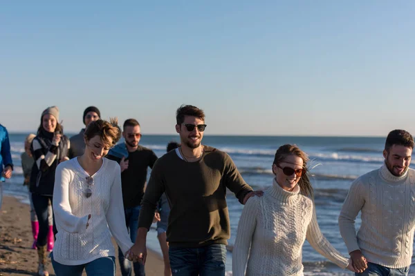 Bir Grup Genç Arkadaş Güz Günü Boyunca Kumsalda Birlikte Koşuyorlar — Stok fotoğraf