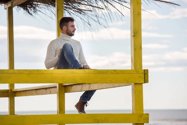 Unge Man Stranden Killen Njuter Den Varma Höstdagen Porträtt Människan — Stockfoto