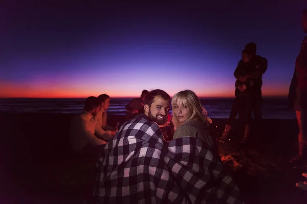 Young Couple Enjoying Friends Campfire Beach Sunset Drinking Beer — Stock Photo, Image
