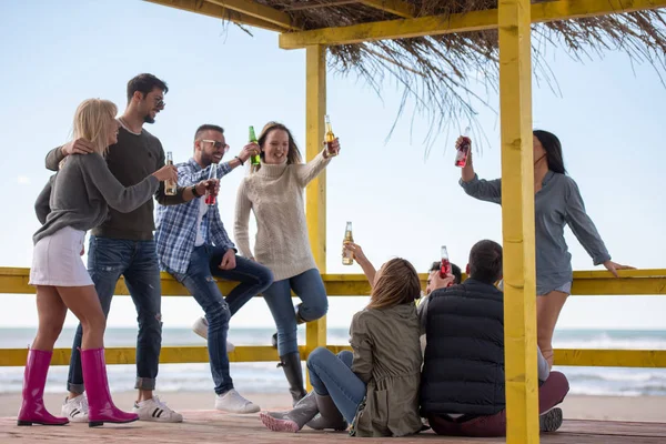 Feliz Grupo Amigos Pasando Rato Beach House Divirtiéndose Bebiendo Cerveza —  Fotos de Stock