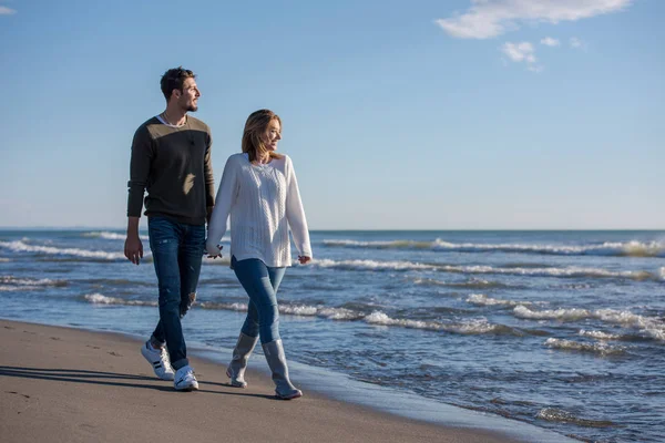 Pareja Joven Divirtiéndose Caminando Abrazándose Playa Durante Día Soleado Otoño — Foto de Stock