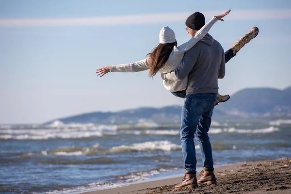 Unga Par Som Har Roligt Promenader Och Kramas Stranden Hösten — Stockfoto