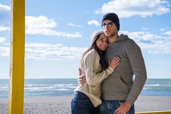 Feliz Casal Enyojing Tempo Juntos Praia Durante Dia Outono — Fotografia de Stock