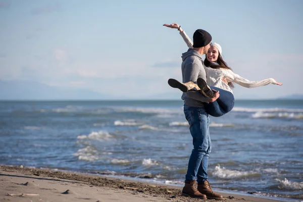 Pareja Joven Divirtiéndose Caminando Abrazándose Playa Durante Día Soleado Otoño —  Fotos de Stock