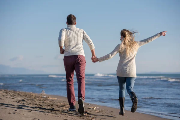 Unga Par Som Har Roligt Promenader Och Kramas Stranden Hösten — Stockfoto