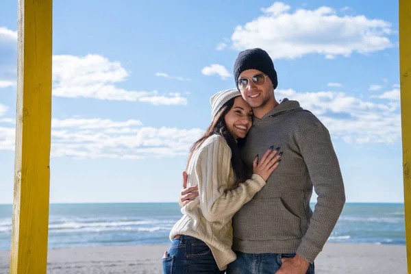 Happy Couple Enyojing Time Together Beach Autumn Day — Stock Photo, Image