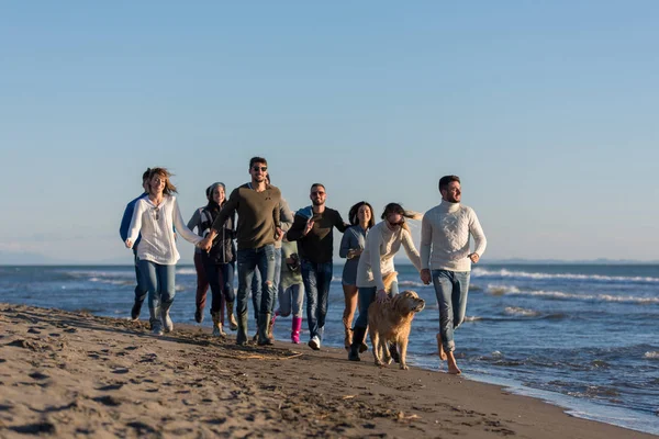 Gruppo Giovani Amici Che Trascorrono Giornata Insieme Correndo Sulla Spiaggia — Foto Stock