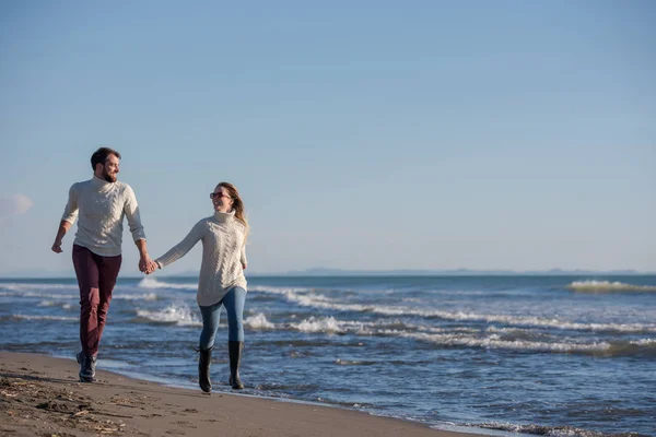 Młoda Para Dobrze Się Bawiąca Spacerując Przytulając Plaży Jesienią Słoneczny — Zdjęcie stockowe