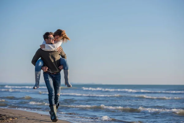 Hombres Dando Cerdito Espalda Paseos Novia Atardecer Por Mar Otoño — Foto de Stock