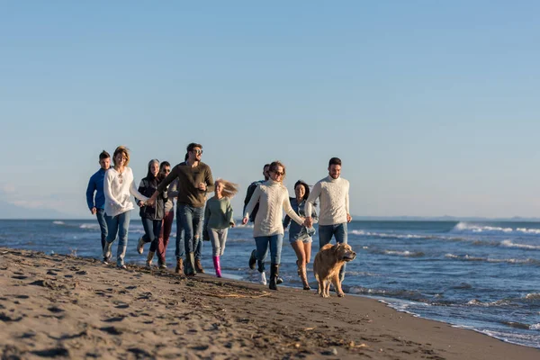 Gruppo Giovani Amici Che Trascorrono Giornata Insieme Correndo Sulla Spiaggia — Foto Stock