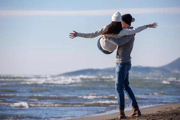 Unga Par Som Har Roligt Promenader Och Kramas Stranden Hösten — Stockfoto