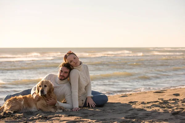 Par Med Hund Njuter Tid Tillsammans Stranden Höstdagen — Stockfoto