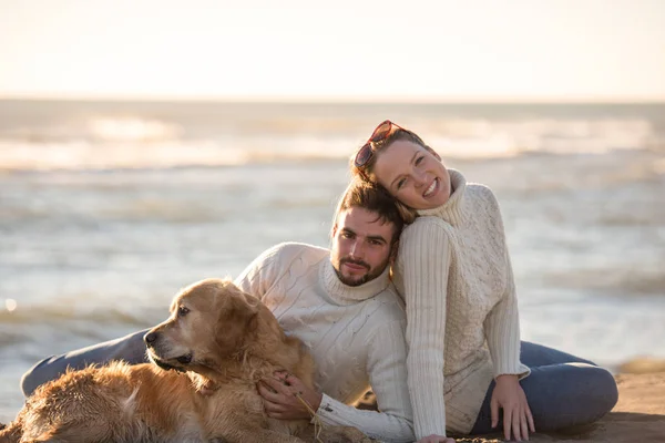 Pareja Con Perro Disfrutando Tiempo Juntos Playa Día Otoño —  Fotos de Stock