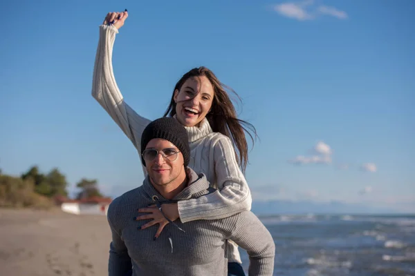 Hombre Dando Cerdito Espalda Paseos Atardecer Por Mar Otoño Tiempo —  Fotos de Stock