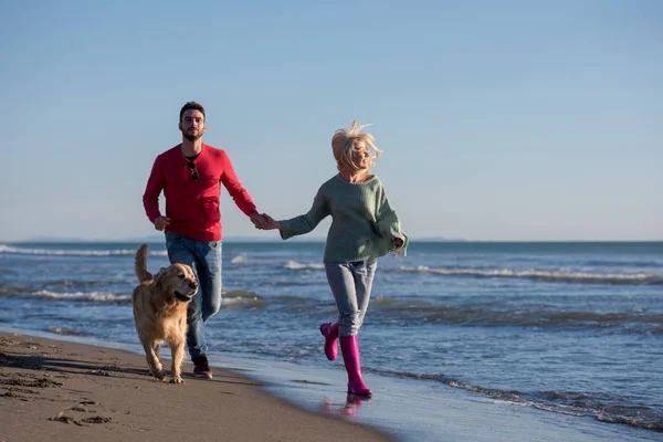 Ζευγάρι Τρέχει Στην Παραλία Κρατώντας Χέρια Τους Σκυλί Την Ημέρα — Φωτογραφία Αρχείου