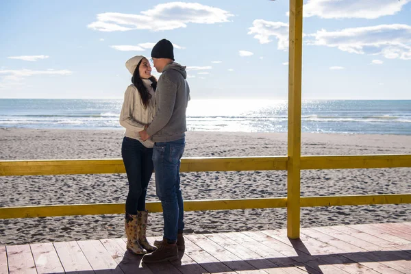 Gelukkig Paar Enyojing Tijd Samen Het Strand Tijdens Herfstdag — Stockfoto