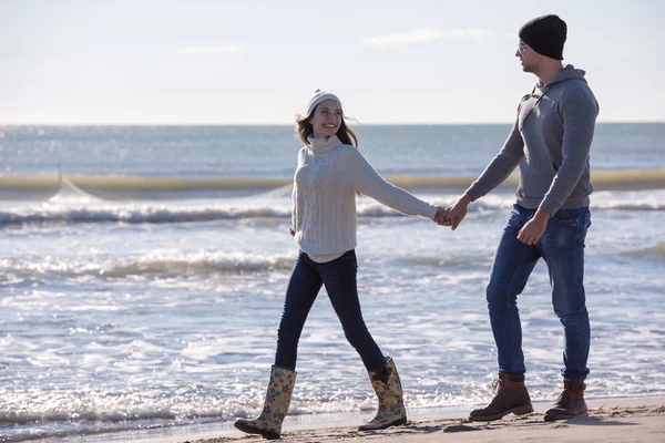 Unga Par Som Har Roligt Promenader Och Kramas Stranden Hösten — Stockfoto