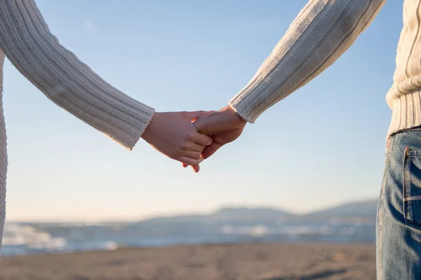 Jong Stel Hebben Plezier Wandelen Knuffelen Het Strand Tijdens Herfst — Stockfoto