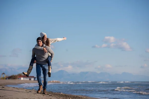 Homme Donnant Piggy Back Rides Coucher Soleil Près Mer Heure — Photo