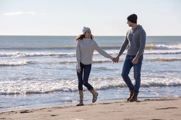 Pareja Joven Divirtiéndose Caminando Abrazándose Playa Durante Día Soleado Otoño — Foto de Stock