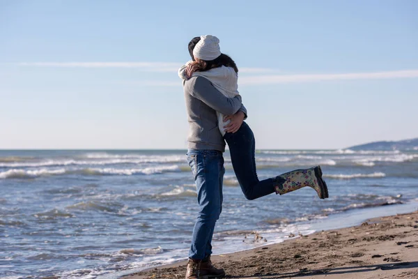 Jeune Couple Amusant Marcher Câliner Sur Plage Pendant Journée Ensoleillée — Photo