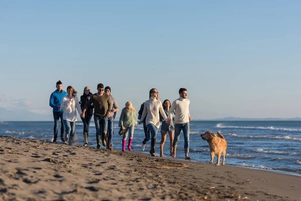 Grupa Młodych Przyjaciół Spędzających Razem Dzień Biegając Plaży Jesienny Dzień — Zdjęcie stockowe